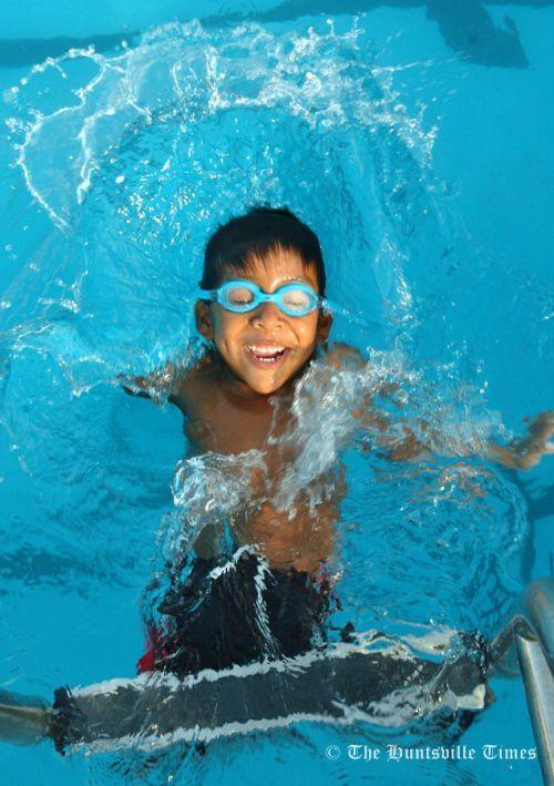 Безногий и однорукий пловец стал гордостью команды по плаванию