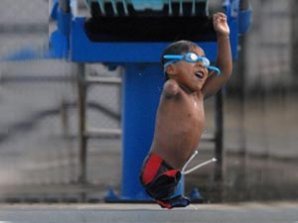 Безногий и однорукий пловец стал гордостью команды по плаванию