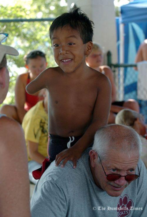 Безногий и однорукий пловец стал гордостью команды по плаванию