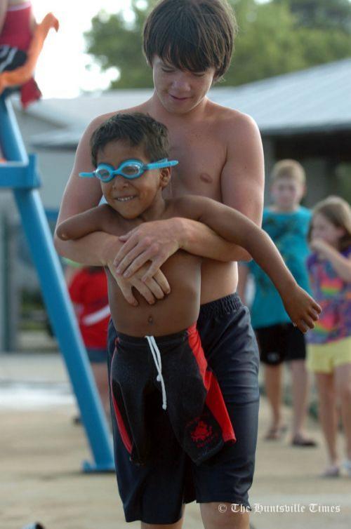 Безногий и однорукий пловец стал гордостью команды по плаванию
