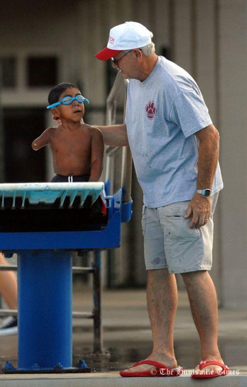 Безногий и однорукий пловец стал гордостью команды по плаванию