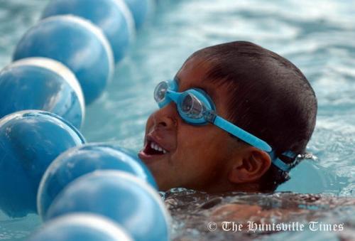 Безногий и однорукий пловец стал гордостью команды по плаванию