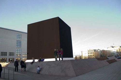 Черный куб прикинулся квадратом Малевича