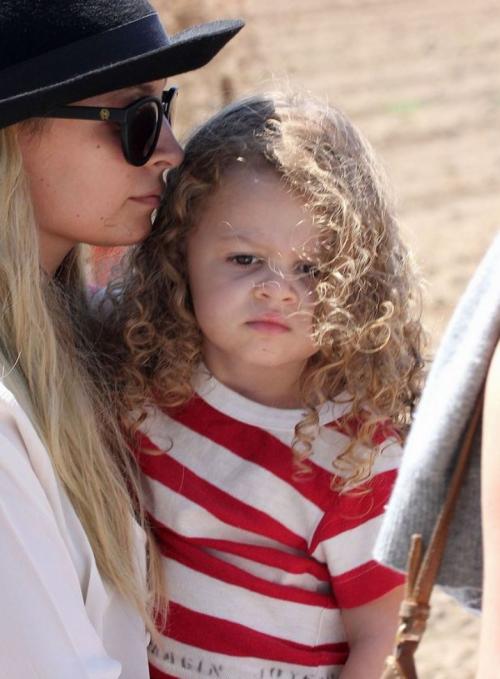 Как и на чем зарабатывают Пэрис Хилтон, Ким Кардашьян и другие звезды гламура