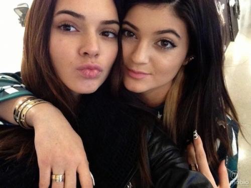 Как и на чем зарабатывают Пэрис Хилтон, Ким Кардашьян и другие звезды гламура