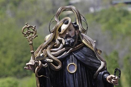 В Италии прошла процессия змееловов