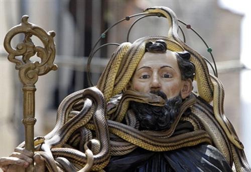 В Италии прошла процессия змееловов