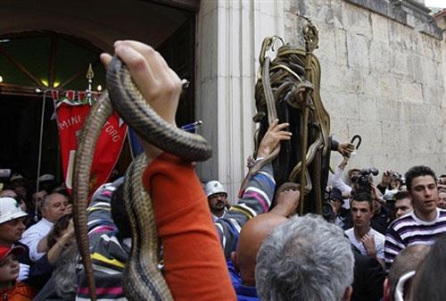 В Италии прошла процессия змееловов