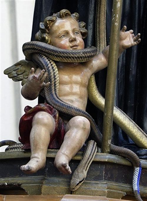 В Италии прошла процессия змееловов