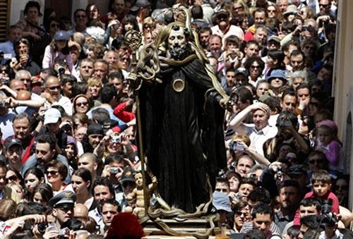 В Италии прошла процессия змееловов