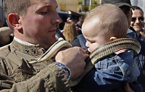 В Италии прошла процессия змееловов