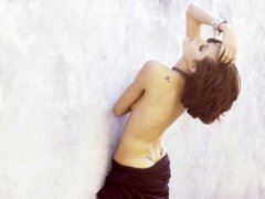 В сеть просочились пикантные снимки 21-летней Анджелины Джоли