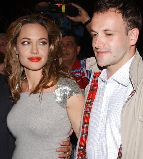 В сеть просочились пикантные снимки 21-летней Анджелины Джоли