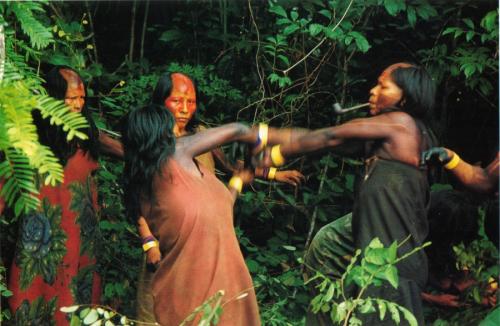 Свидетели описывали его как человека обрюзгшего, лысого, с большим животом. Он часто расхаживал голым, но с множеством бус и браслетов. Любил он также окружение юных девственниц. Он издевался над ними и хохотал, когда девушки кричали от боли. Страшный Коко уверял, что их энергия необходима для создания тсантса.