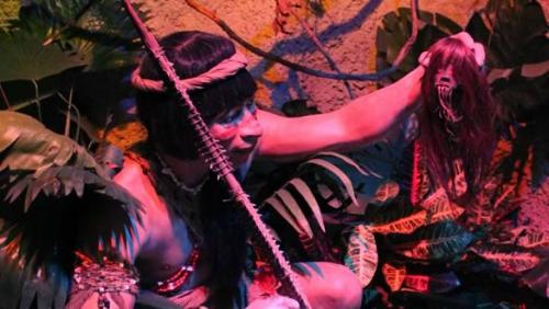 В 1979 году произошел переворот, бандитскую виллу взяли штурмом военные. Белые обитатели Банги узнали, что на вилле преступники развили бизнес по изготовлению тсантса. Они свозили трупы со всей Африки. Секрет уменьшения голов знал один человек, эквадорец, известный под прозвищем Король Коко. Якобы этот Коко был сыном индейского жреца.