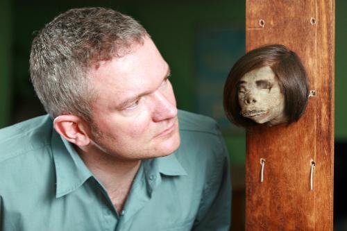 Волосы на головке, сохраняющие прежнюю длину, индейцы украшают птичьими перьями, отчего головка приобретает устрашающий вид. Только после этого считается, что злой дух, находящийся в отрубленной голове, покорен. Голова становится тсантса – священным талисманом племени.