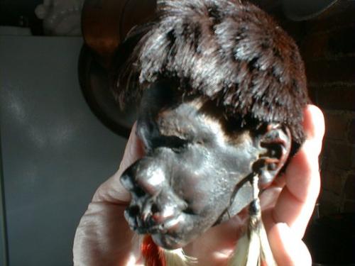 В настоящее время охота за головами запрещена по всей Южной Америке. Однако тсантса пользуются бешеным спросом у коллекционеров. Страшная охота за головами продолжается. Сыщик выяснил, что головки поставляются в Лондон из Эфиопии и отправился по следу. На месте он разузнал, что здесь находится перевалочный пункт. Главная же организация находится в Центральноафриканской Республике. Именно там работал пропавший сын Михаэля Роже.