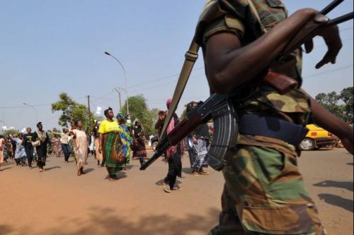 Незнакомый африканец назначил встречу на вечер на окраине Банги. Хозяин, прежде чем приступить к деловому разговору, предложил Дрейеру виски. Сыщик понял, что пора действовать, выхватил из кармана кольт и приставил к голове африканца. Негр признался, что ему было дано задание отравить своего гостя, а за телом должны приехать люди с виллы за рекой.