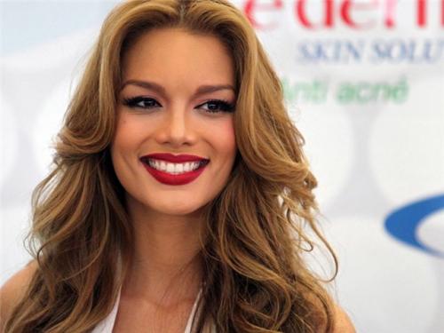 "Мисс Мира" и "Мисс Вселенная" на сцене и в жизни