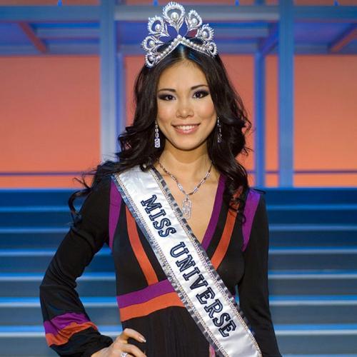 "Мисс Мира" и "Мисс Вселенная" на сцене и в жизни