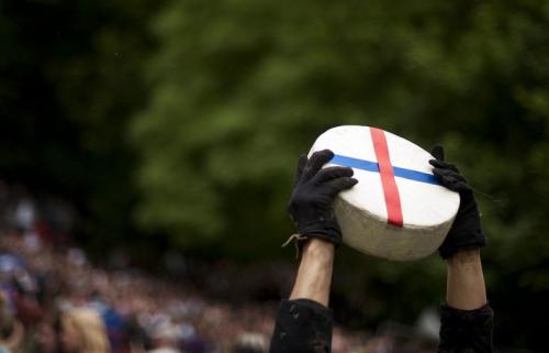 200 британцев скатились  за сыром с горы