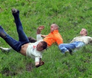 200 британцев скатились  за сыром с горы