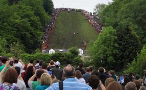 200 британцев скатились  за сыром с горы