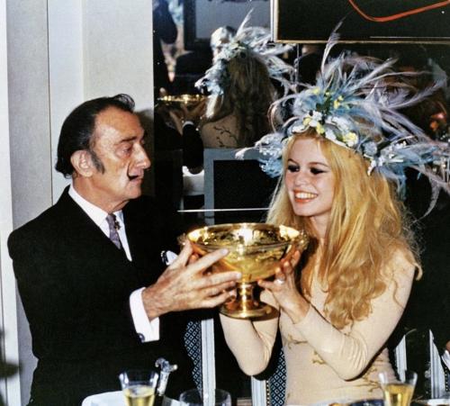 Знаменитые люди в необычных ситуациях