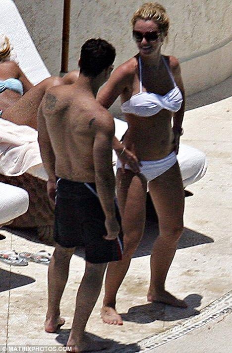 Бритни Спирс флиртует с новым мужчиной