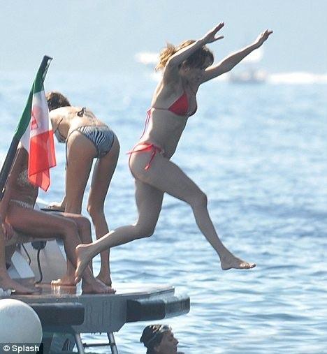 Бейонс в купальнике затмила Дженнифер Лопес