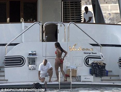 Бейонс в купальнике затмила Дженнифер Лопес