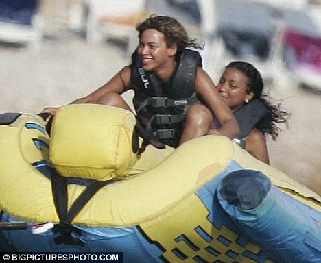 Бейонс в купальнике затмила Дженнифер Лопес