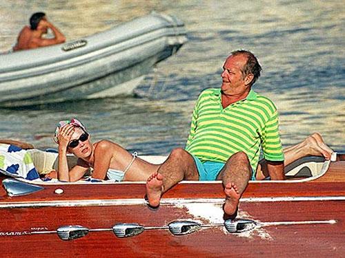 63-летний Николсон начал беспокоиться, когда в одном издании появилась статья, намекавшая на то, что 30-летняя актриса всерьез решила женить его на себе. Масла в огонь подлили и друзья Джека, которые никогда не понимали и не одобряли их отношения. Так они и расстались, хотя, возможно, причиной разрыва звездной пары стал характер несостоявшейся новобрачной. Лара призналась как-то, что ей нравится быть стервой, потому что такова ее настоящая суть…