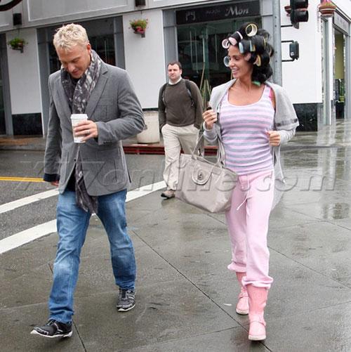 Джордан гуляет по Голливуду в бигуди