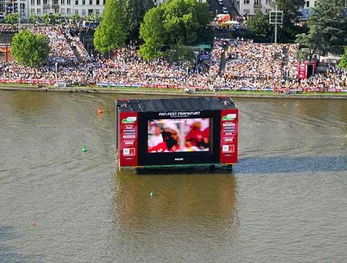 Плавающий телевизор — отрада болельщиков