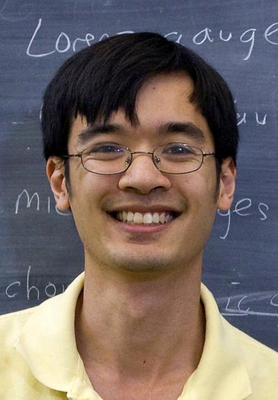 Теренс Тао (Terence Tao), австралийский математик.Наиболее известной его работой является доказательство (совместно с британским математиком Беном Грином) существования неограниченно длинных арифметических прогрессий простых чисел (теорема Грина – Тао). 
IQ=230