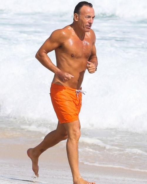 Знаменитые мужчины, которые и после 50 в отличной форме