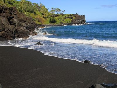Топ-15 невероятных пляжей с черным песком
