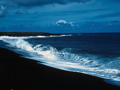 Топ-15 невероятных пляжей с черным песком