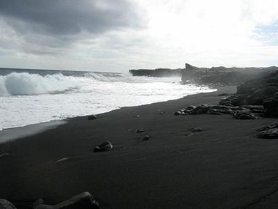 Топ-15 невероятных пляжей с черным песком