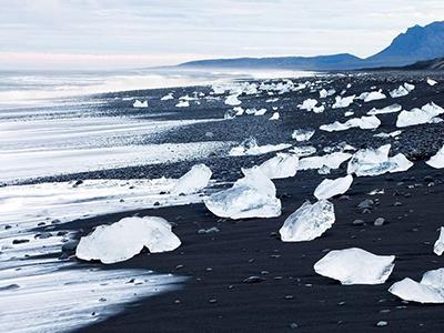 Топ-15 невероятных пляжей с черным песком