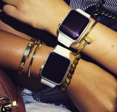 Тачки, яхты и Apple Watch: лето детей российской элиты