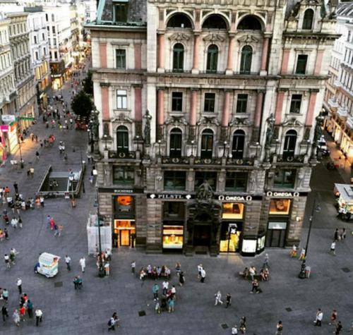 Тачки, яхты и Apple Watch: лето детей российской элиты