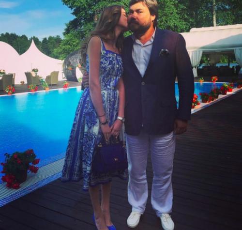 Тачки, яхты и Apple Watch: лето детей российской элиты