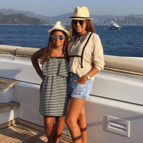 Тачки, яхты и Apple Watch: лето детей российской элиты