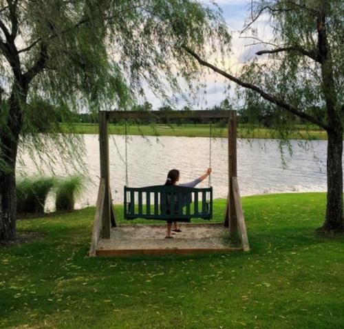 Тачки, яхты и Apple Watch: лето детей российской элиты