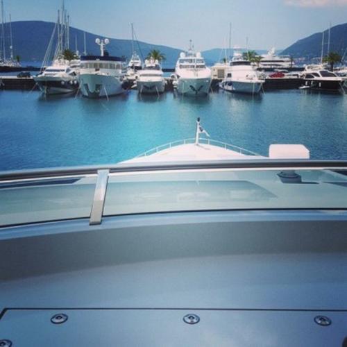 Тачки, яхты и Apple Watch: лето детей российской элиты