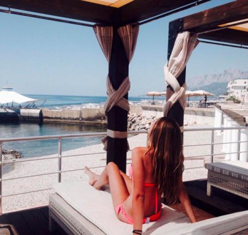 Тачки, яхты и Apple Watch: лето детей российской элиты