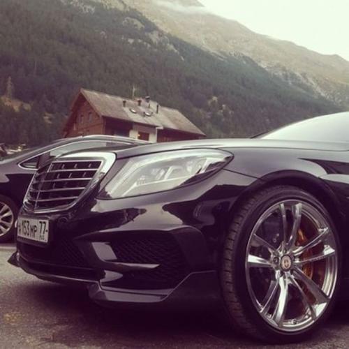 Тачки, яхты и Apple Watch: лето детей российской элиты