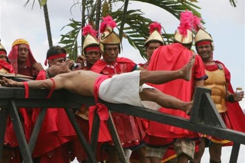 На Филиппинах распяли 30 человек